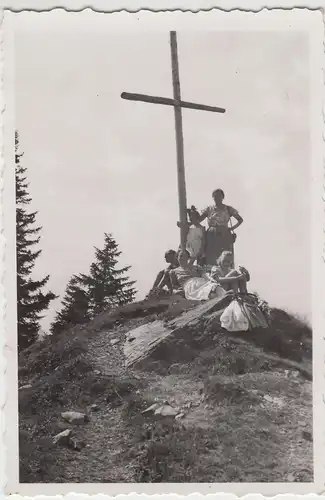 (F7560) Orig. Foto Sigiswanger Horn, Frauen und Mädchen am Gipfelkreuz 1942