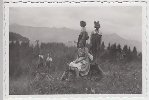 (F7557) Orig. Foto Mädchen auf der Wiese bei Ofterschwang, Ferienreise 1942