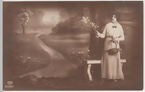 (51111) Foto AK Glückwunsch z. Geburtstage, Frau m. Blumen, 1926