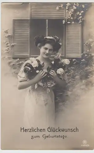 (45121) Foto AK Geburtstag, junge Frau mit Rosen, 1911