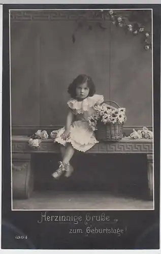 (29515) Foto AK Grüße zum Geburtstage. Mädchen mit Blumen 1919