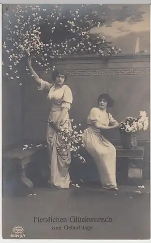 (29823) Foto AK Glückwunsch zum Geburtstag, junge Damen mit Blumen 1910er