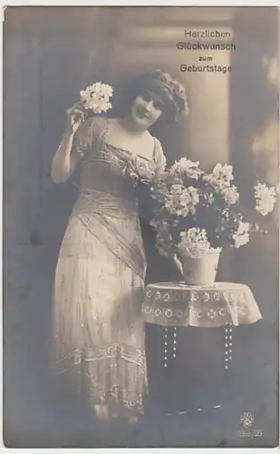 (22280) Foto AK Geburtstag, Junge Frau und Hortensie, vor 1945