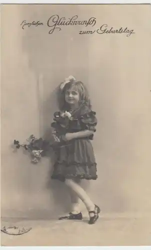 (13255) Foto AK Geburtstag, Mädchen mit Schleife und Rosen 1920