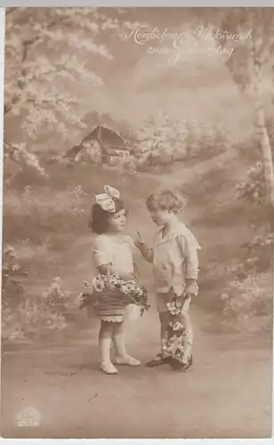 (13225) Foto AK Geburtstag, Kinder mit Blütenkorb 1919