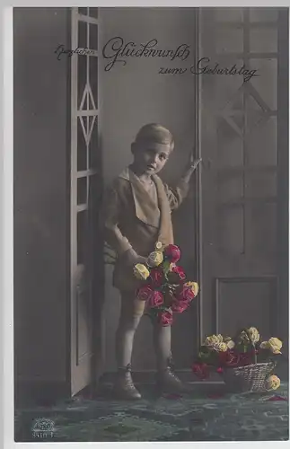 (114701) Foto AK Glückwunsch zum Geburtstag, Junge m. Blumen, coloriert 1910er