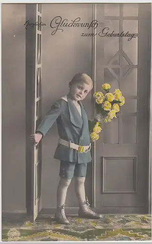 (114700) Foto AK Glückwunsch zum Geburtstag, Junge m. Blumen, coloriert 1910er