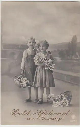 (106021) AK Geburtstag, Kinder mit Blumen und Blütenkörben, vor 1945