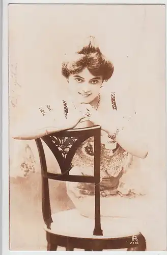 (98399) orig. Foto junge Frau auf Stuhl, 1906