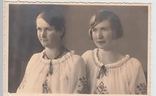 (89636) orig. Foto Porträt 2 junge Damen, vor 1945