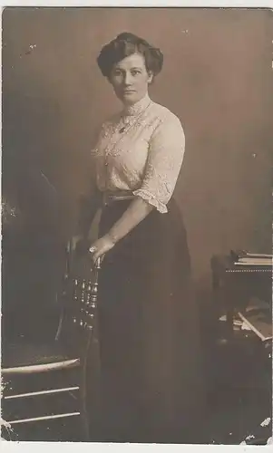 (81243) orig. Foto Dame an Korbstuhl, Kiel 1915