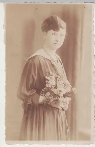 (81233) orig. Foto junge Frau mit Blumen, Fotograf Düsseldorf, vor 1945