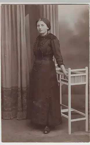 (81230) orig. Foto junge Frau im langen dunklen Kleid, vor 1945