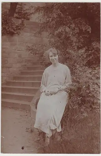 (81228) orig. Foto junge Frau auf Treppengeländer, vor 1945