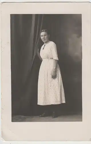 (81227) orig. Foto junge Frau im hellen Kleid, vor 1945