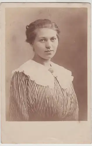 (81222) orig. Foto junge Frau, Fotograf Flensburg, vor 1945