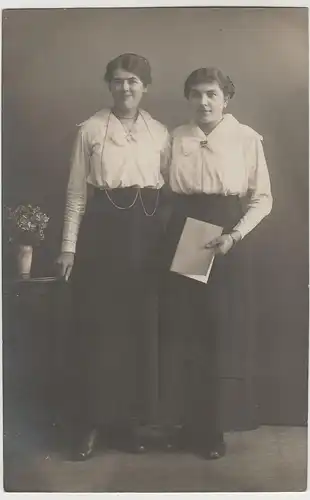 (81210) orig. Foto Zwei junge Frauen, Fotograf Cottbus, vor 1945