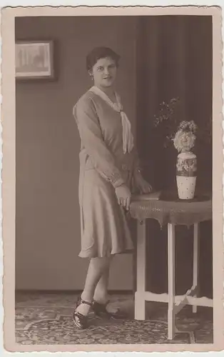 (81200) orig. Foto junge Frau (Mann?) im Kleid, Fotograf Sagan, vor 1945