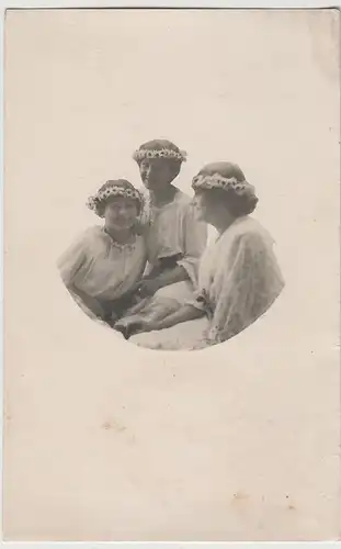 (80211) orig. Foto junge Frauen mit Blumenkränzen im Haar, vor 1945
