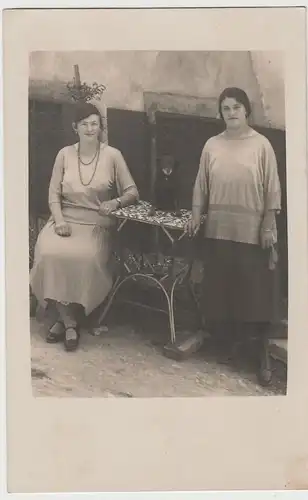 (80210) orig. Foto junge Frauen mit Hund, vor 1945