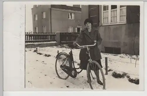(78154) orig. Foto Frau mit Fahrrad am Wohnhaus, Drachenburg 1928