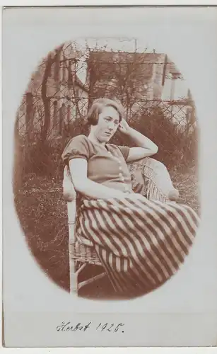 (75778) orig. Foto junge Frau im Korbsessel, Herbst 1925