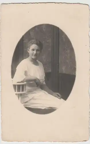 (75774) orig. Foto junge Frau im Oval, vor 1945