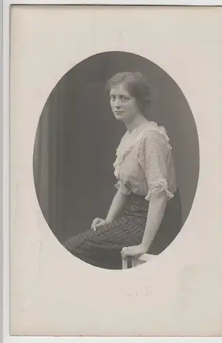(75770) orig. Foto junge Frau im Oval, vor 1945