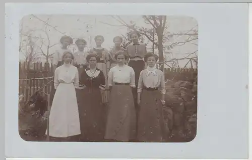 (73848) orig. Foto Gruppenbild, junge Frauen mit Hund in Garten 1913
