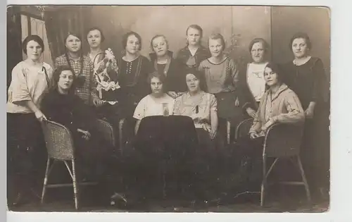 (73877) orig. Foto Gruppenbild, junge Damen in Korbstühlen, vor 1945
