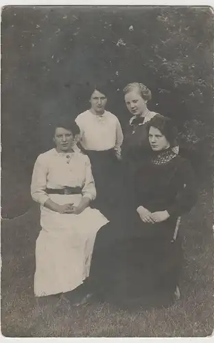 (73206) orig. Foto junge Frauen sitzen im Garten, 1913