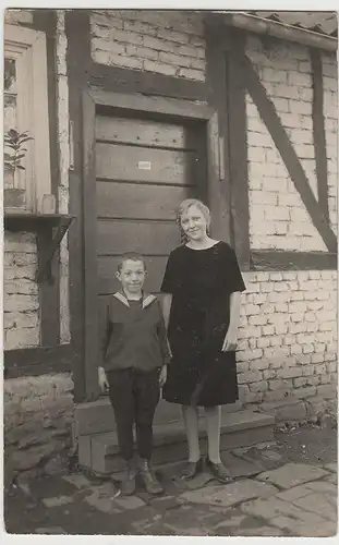 (73187) orig. Foto junge Frau und Junge vor der Haustür, vor 1945