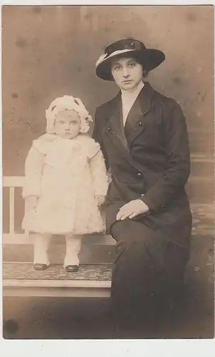(73182) orig. Foto Porträt junge Frau mit Kleinkind auf Bank, vor 1945
