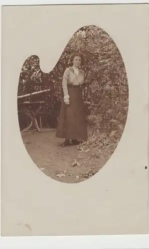 (73186) orig. Foto Porträt junge Frau im Garten, vor 1920