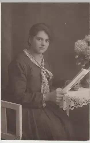 (73184) orig. Foto Kabinettfoto junge Frau am Tisch, vor 1945