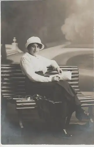 (73176) orig. Foto Kabinettfoto junge Frau auf Bank, 1915