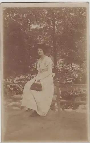 (73167) orig. Foto Porträt junge Frau mit Hut a. Brückengeländer vor 1920