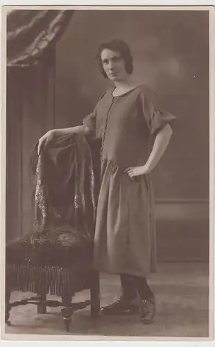 (73154) orig. Foto Kabinettfoto junge Frau am Stuhl, Halle vor 1945