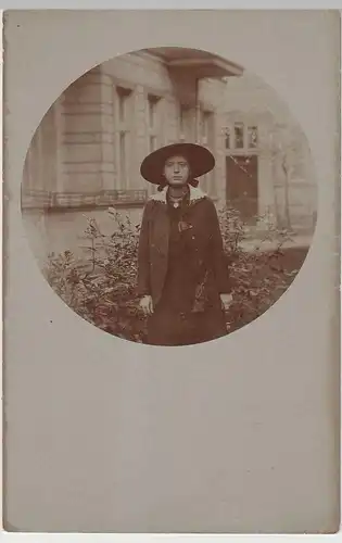 (73148) orig. Foto Porträt junge Frau mit Hut im Freien, vor 1920