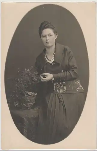 (73151) orig. Foto Kabinettfoto junge Frau im Oval, vor 1945