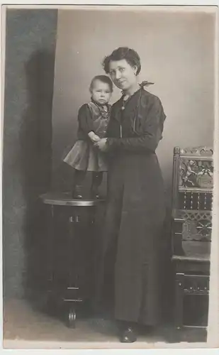 (73147) orig. Foto Kabinettfoto junge Frau mit Kind a. Tischchen, um 1920