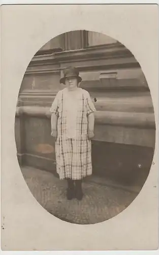 (73146) orig. Foto Porträt einer Dame vor Gebäude, im Oval, vor 1945