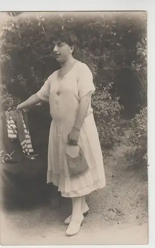 (69637) orig. Foto junge Frau im weißen Kleid mit kleinem Täschchen 1922