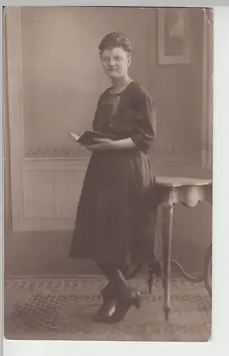 (69200) orig. Foto junge Frau mit Brille u. Buch, Fotograf Itzehoe, vor 1945