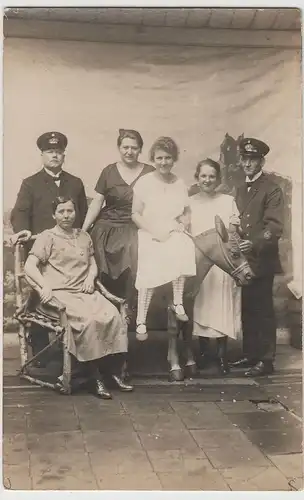 (68974) orig. Foto Kabinettfoto Frauen mit Uniformierten, vor 1945