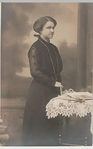 (68904) orig. Foto Porträt junge Frau mit Buch am Tisch, 1920er