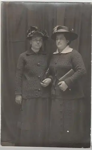 (68903) orig. Foto Porträt zwei Damen m. Hut u. Handtasche, 1920er
