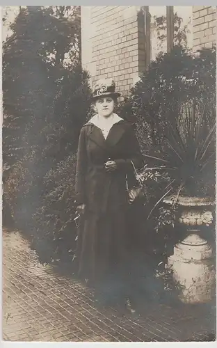 (68896) orig. Foto Porträt junge Frau m. Hut u. Handtasche am Haus, 1920er
