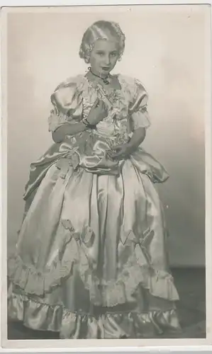 (68895) orig. Foto Porträt junge Frau im Satin-Kleid, vor 1945