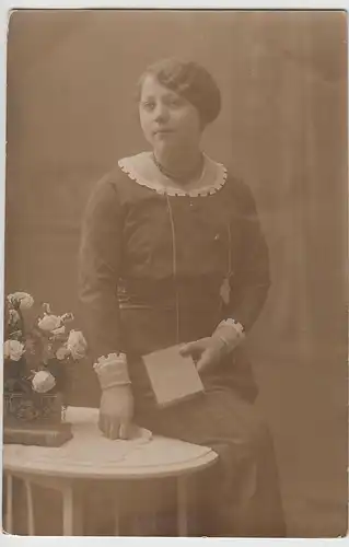 (68890) orig. Foto Porträt junge Frau mit Buch auf Tisch, vor 1945